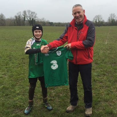 Aiden Lenehan (Minis Coordinator) presents Tommy Taylor with the signed Robbie Henshaw jersey